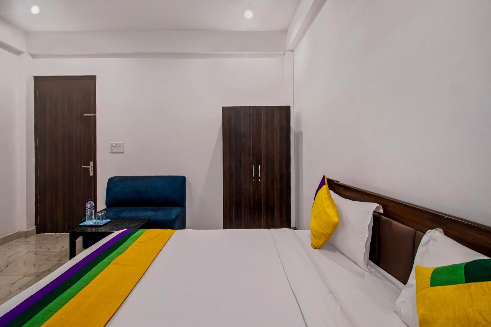 Hotel O Om Pushp Residency Mathura Extérieur photo