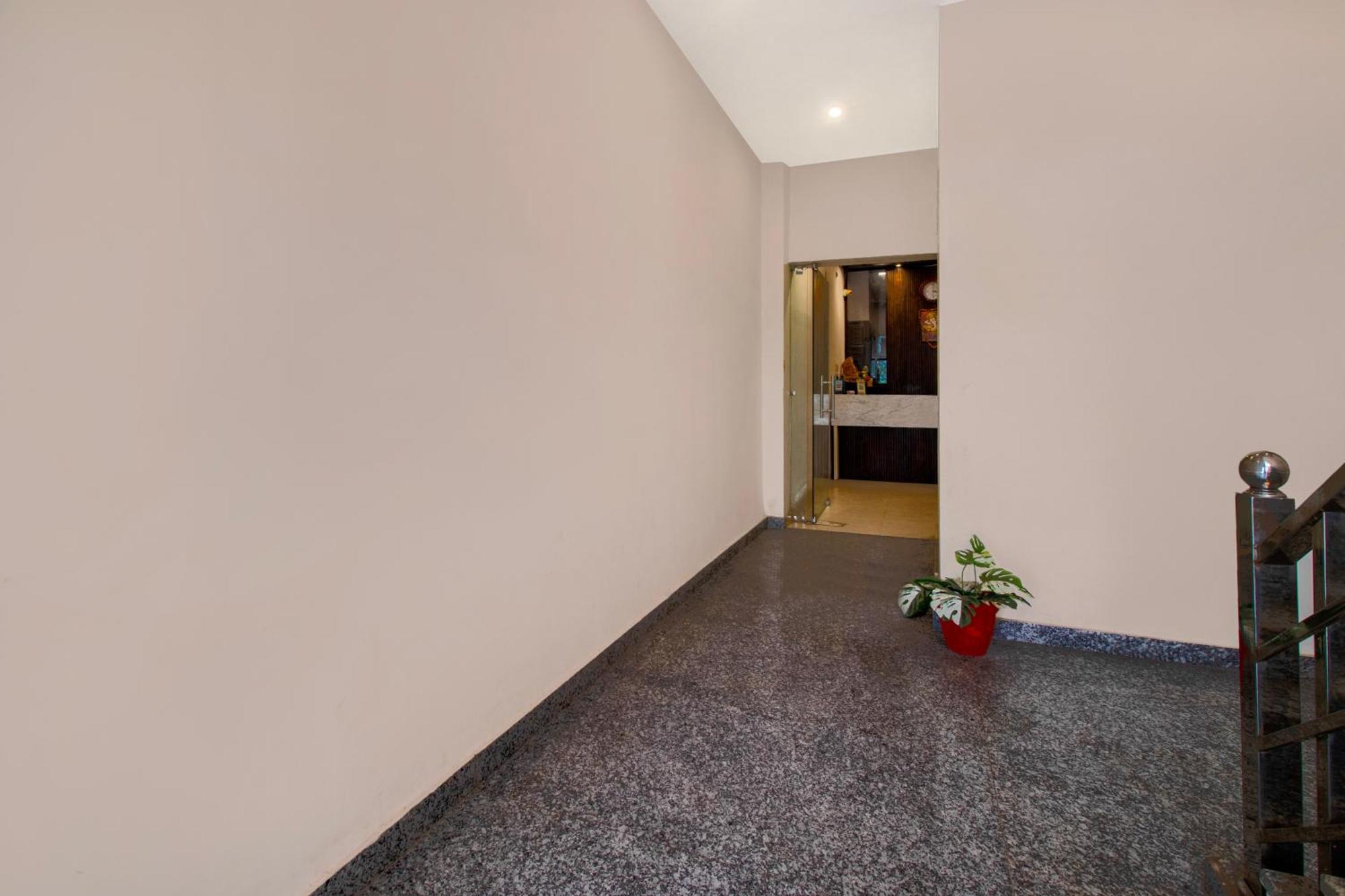 Hotel O Om Pushp Residency Mathura Extérieur photo