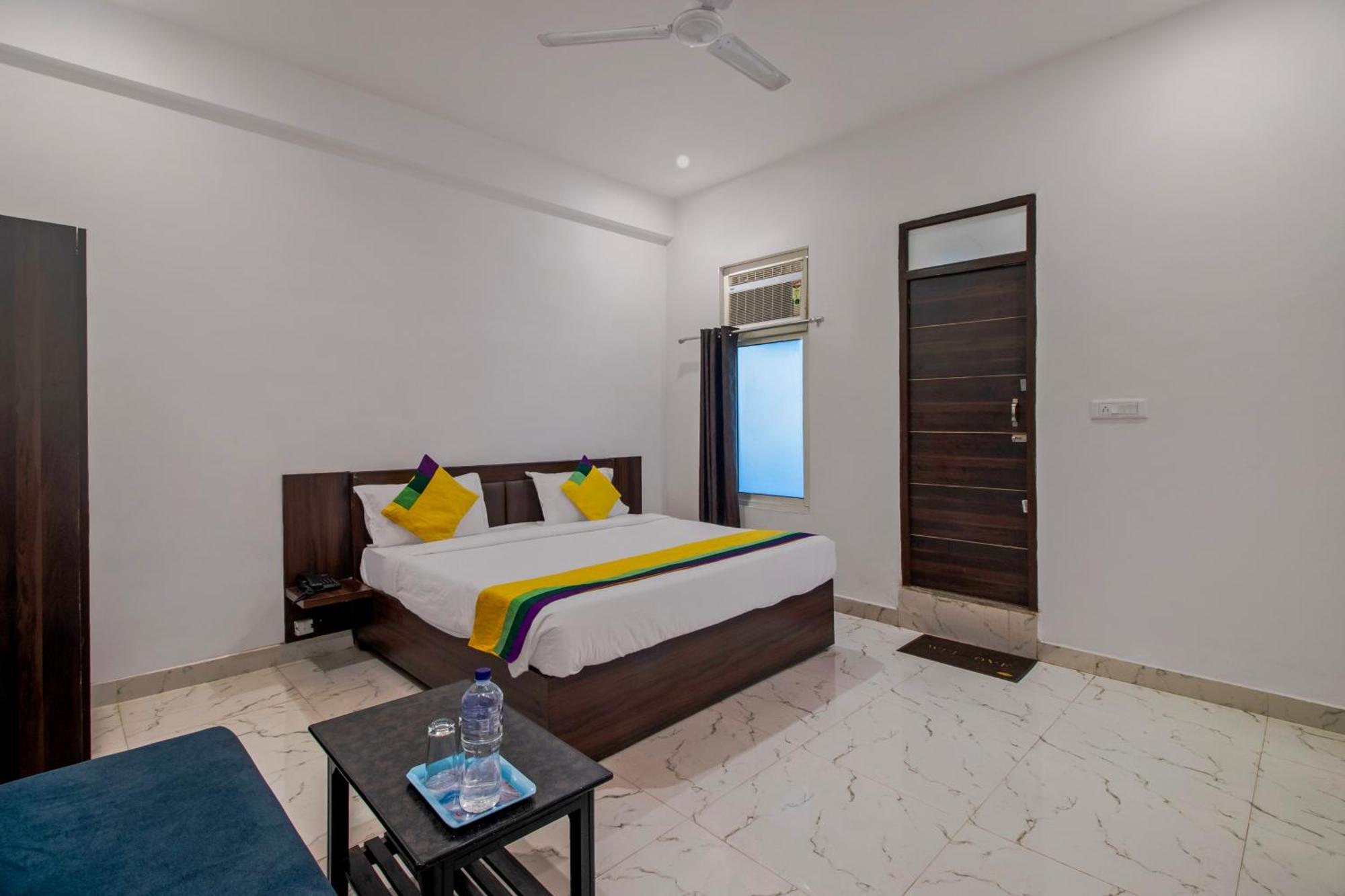 Hotel O Om Pushp Residency Mathura Extérieur photo
