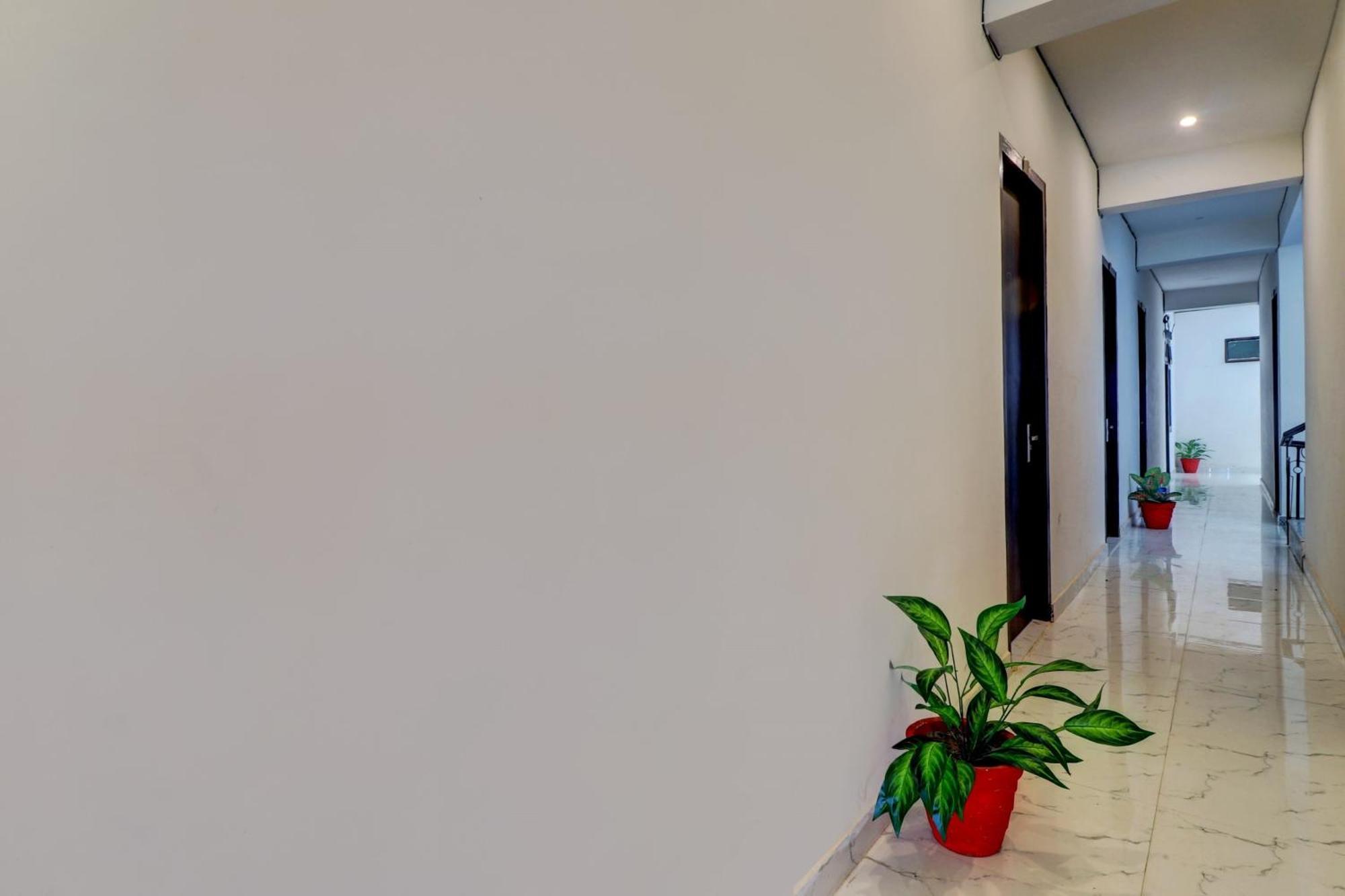 Hotel O Om Pushp Residency Mathura Extérieur photo