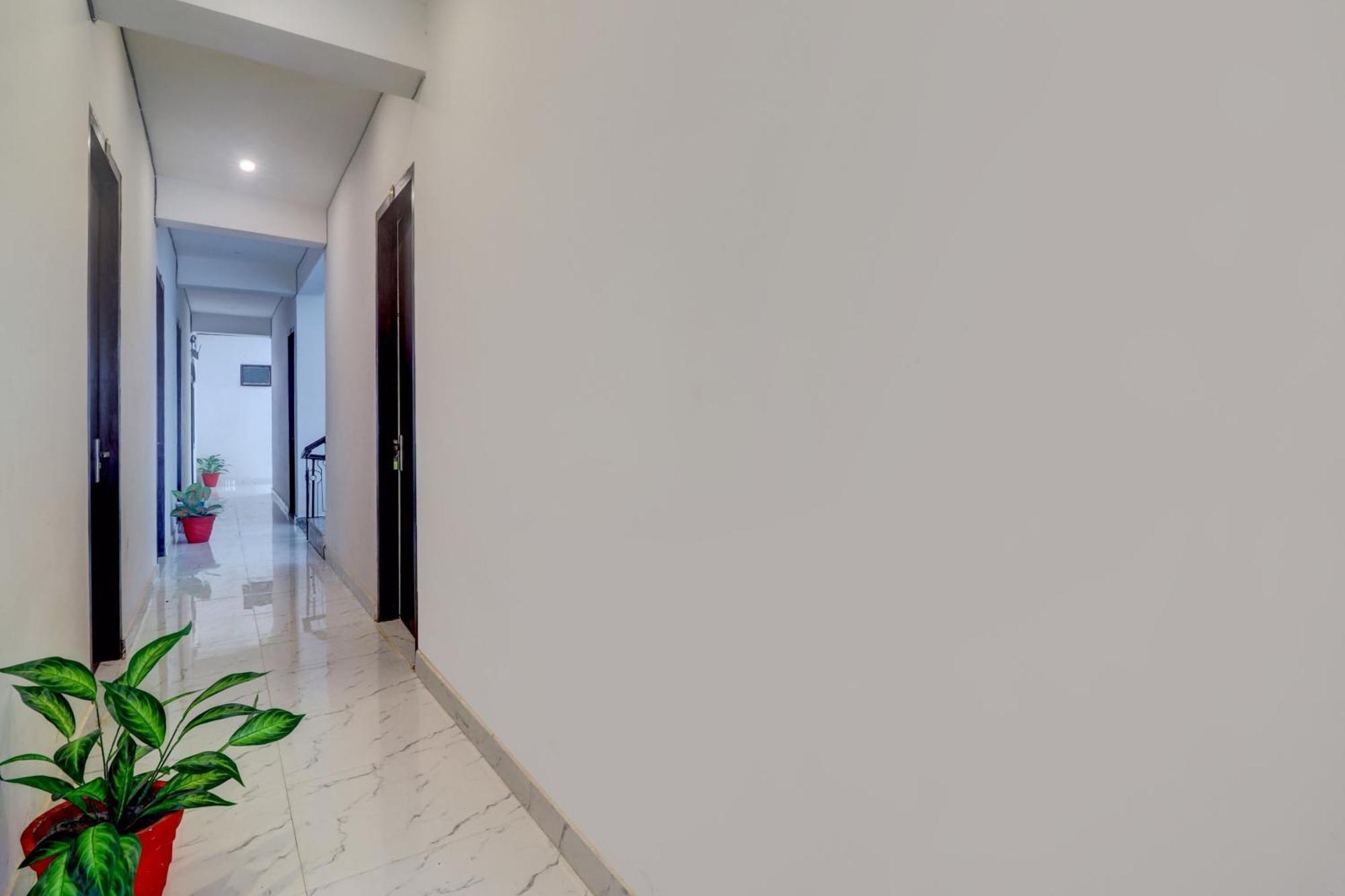 Hotel O Om Pushp Residency Mathura Extérieur photo