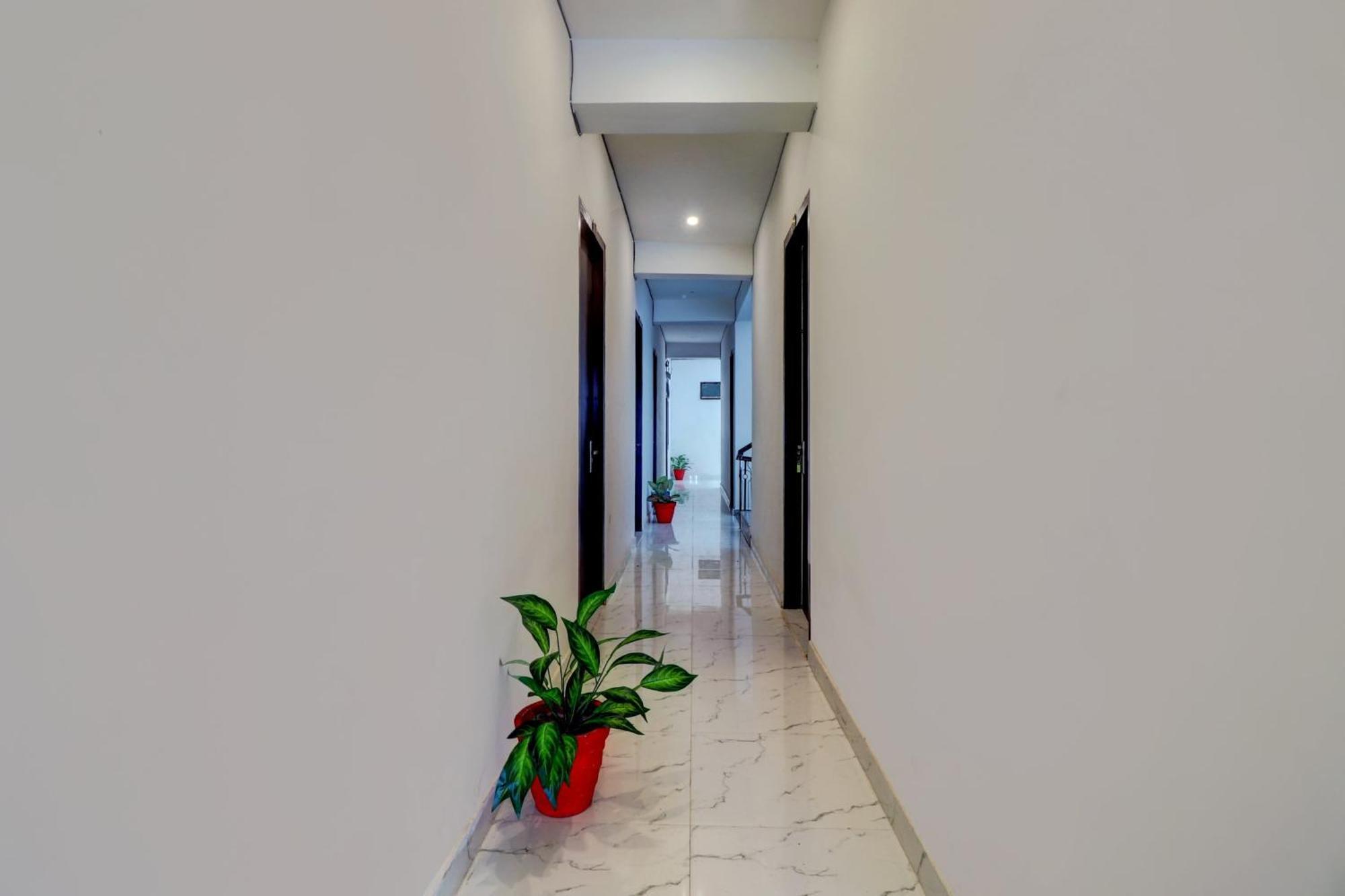 Hotel O Om Pushp Residency Mathura Extérieur photo